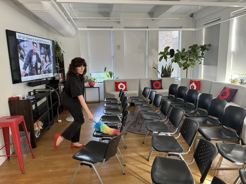 photo of me dusting the chairs i set up for a meetup in the fastly nyc office
